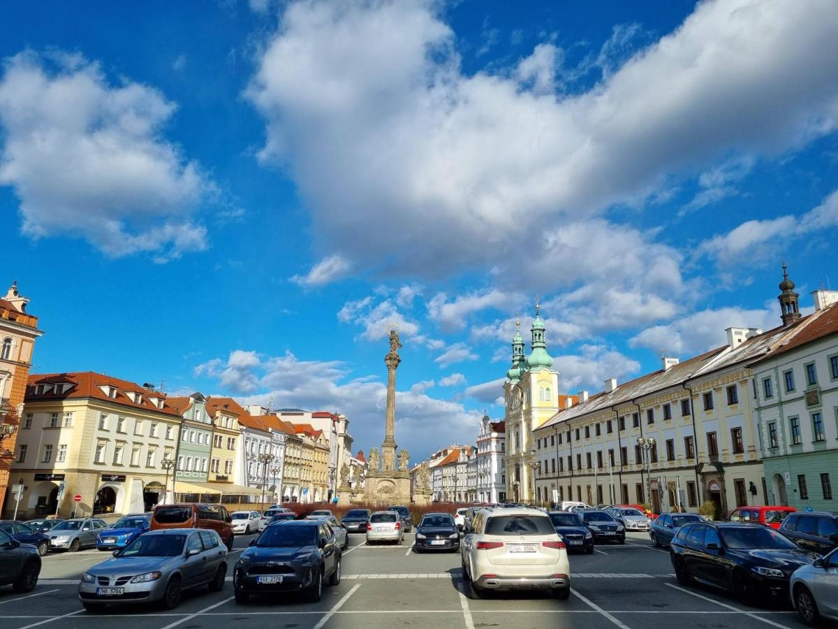 Luxusni Studio Na Velkem Namesti, Wi-Fi, Netflix Hradec Králové المظهر الخارجي الصورة