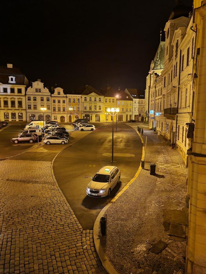Luxusni Studio Na Velkem Namesti, Wi-Fi, Netflix Hradec Králové المظهر الخارجي الصورة