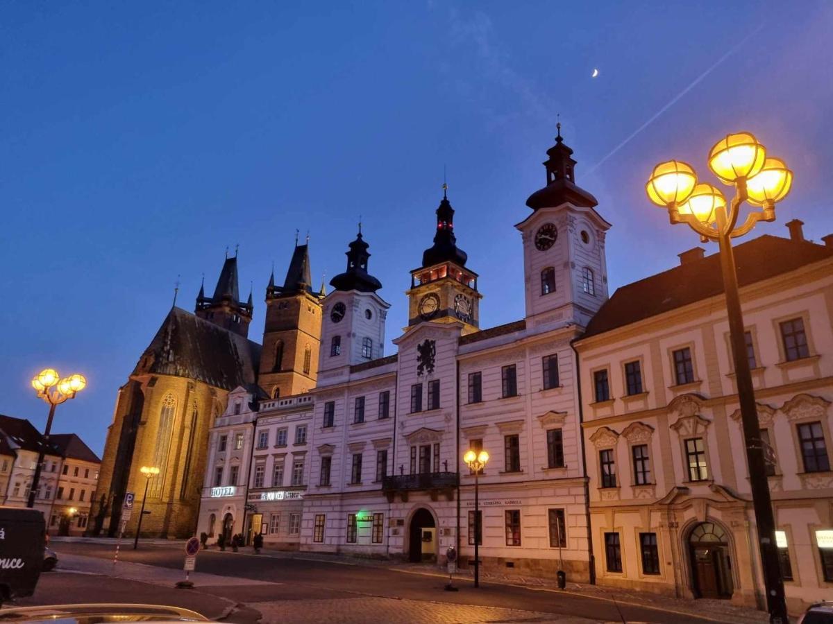 Luxusni Studio Na Velkem Namesti, Wi-Fi, Netflix Hradec Králové المظهر الخارجي الصورة